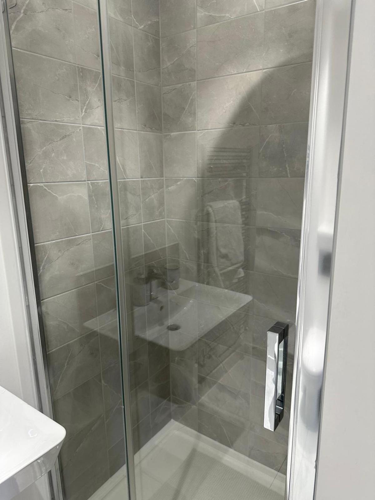 Lush King Ensuite In A Shared Home Манчестер Экстерьер фото