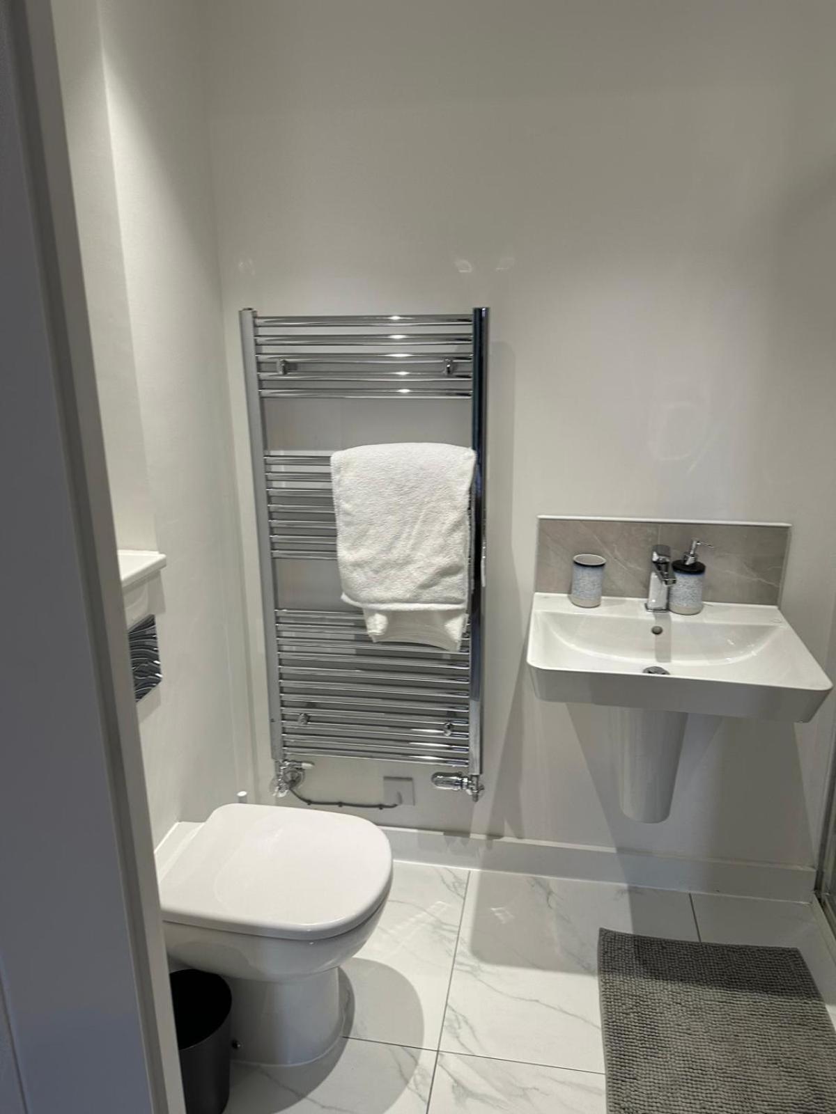 Lush King Ensuite In A Shared Home Манчестер Экстерьер фото