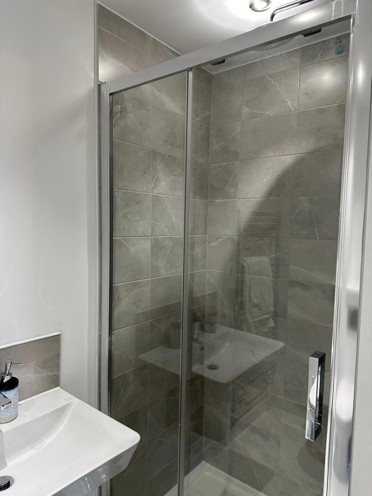 Lush King Ensuite In A Shared Home Манчестер Экстерьер фото